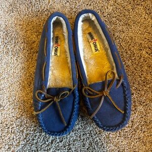 Minnetonka Women's Navy Moccasins